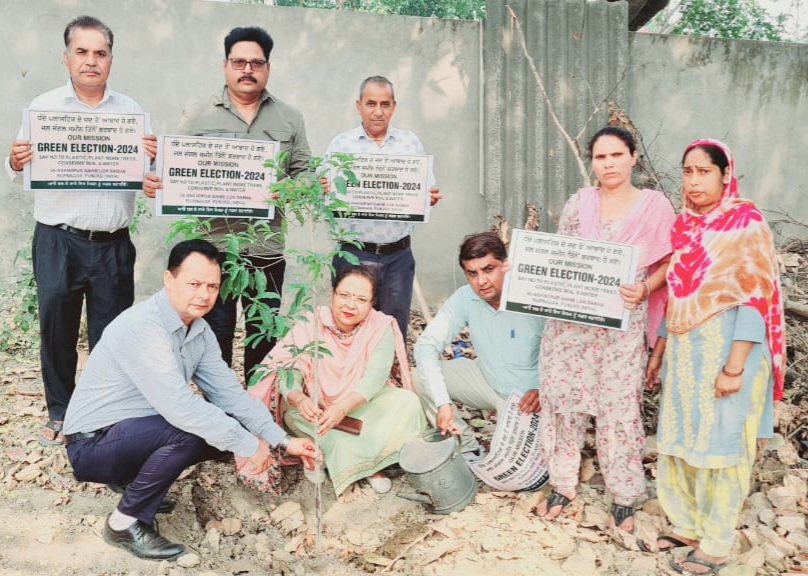लोकसभा चुनाव 24 - हरियाला चुनाव महोत्सव - डीईओ शहीद भगत सिंह नगर ने किया पौधारोपण